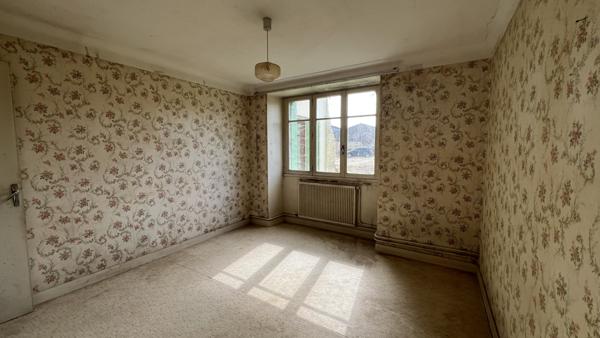 Celles-sur-Belle (79370) ENTRE BRULAIN ET PÉRIGNÉ, MAISON AVEC DEPENDANCE À RENOVER ENTIEREMENT sur TERRAIN DE 3387 M2