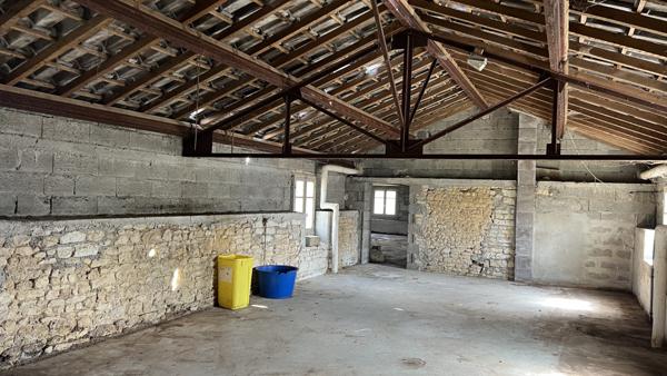 Celles-sur-Belle (79370) ENTRE BRULAIN ET PÉRIGNÉ, MAISON AVEC DEPENDANCE À RENOVER ENTIEREMENT sur TERRAIN DE 3387 M2