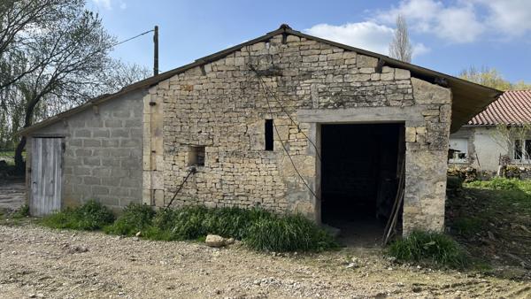 Celles-sur-Belle (79370) ENTRE BRULAIN ET PÉRIGNÉ, MAISON AVEC DEPENDANCE À RENOVER ENTIEREMENT sur TERRAIN DE 3387 M2