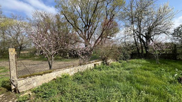 Celles-sur-Belle (79370) ENTRE BRULAIN ET PÉRIGNÉ, MAISON AVEC DEPENDANCE À RENOVER ENTIEREMENT sur TERRAIN DE 3387 M2