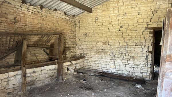 Celles-sur-Belle (79370) ENTRE BRULAIN ET PÉRIGNÉ, MAISON AVEC DEPENDANCE À RENOVER ENTIEREMENT sur TERRAIN DE 3387 M2