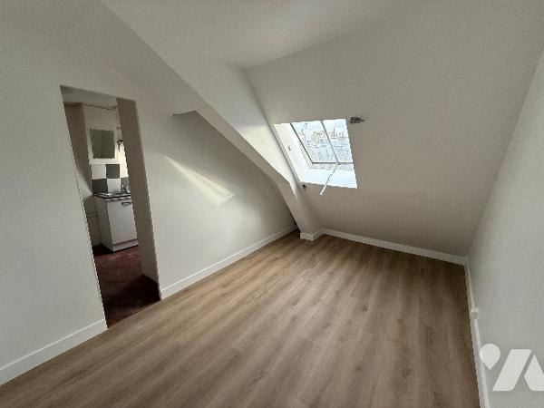 Place d’Estienne d’Orves - Trinité – Saint-Lazard  Chambres de service 2 pièces - 6ème étage