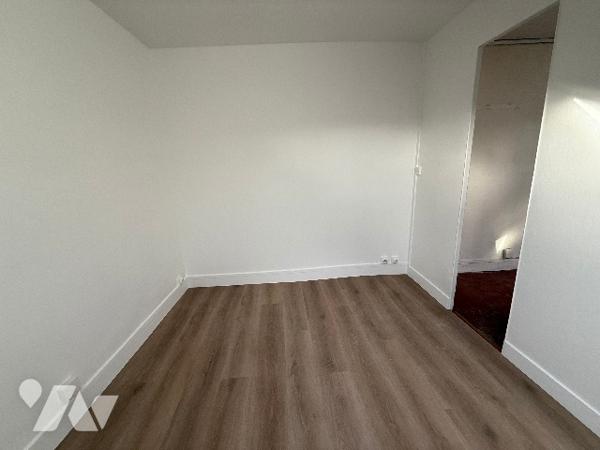 Place d’Estienne d’Orves - Trinité – Saint-Lazard  Chambres de service 2 pièces - 6ème étage