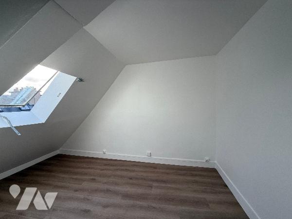 Place d’Estienne d’Orves - Trinité – Saint-Lazard  Chambres de service 2 pièces - 6ème étage