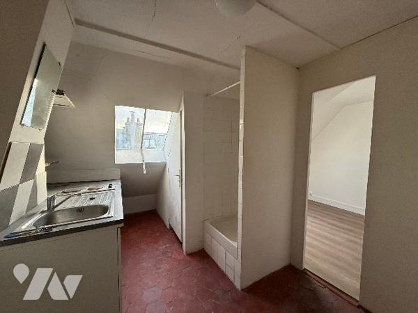 Place d’Estienne d’Orves - Trinité – Saint-Lazard  Chambres de service 2 pièces - 6ème étage