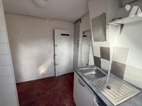 Place d’Estienne d’Orves - Trinité – Saint-Lazard  Chambres de service 2 pièces - 6ème étage