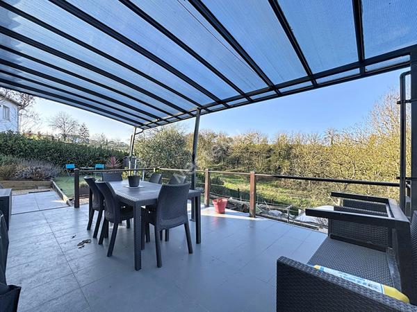 Maison de plain pied à vendre à Liré - 3 chambres, dépendance, jardin et vue dégagée