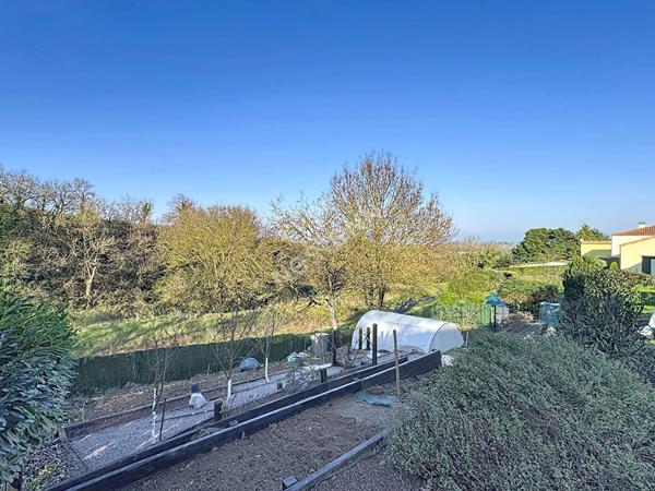 Maison de plain pied à vendre à Liré - 3 chambres, dépendance, jardin et vue dégagée