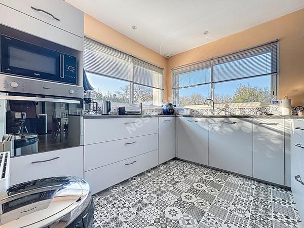 Maison de plain pied à vendre à Liré - 3 chambres, dépendance, jardin et vue dégagée