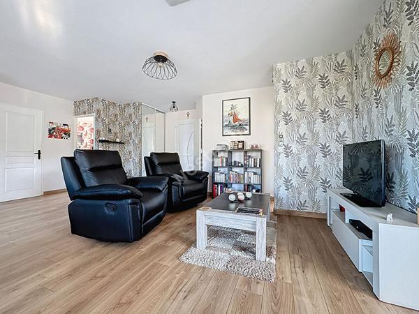 Maison de plain pied à vendre à Liré - 3 chambres, dépendance, jardin et vue dégagée