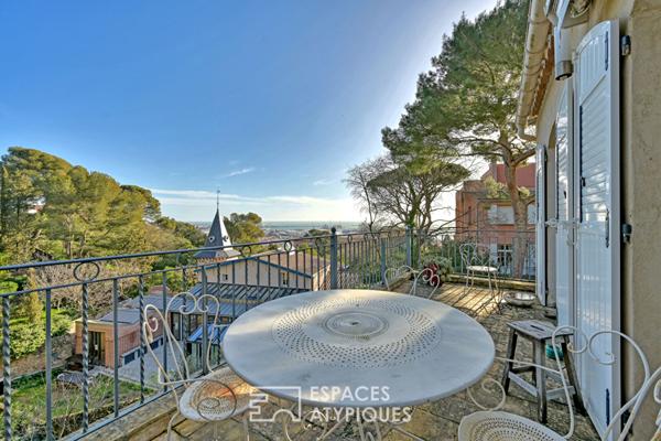 Maison de caractère dans un écrin de verdure face au port