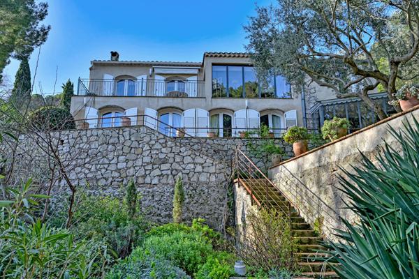 Maison de caractère dans un écrin de verdure face au port