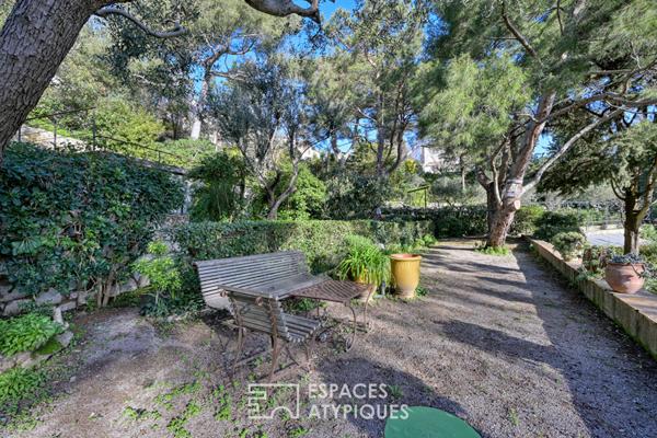 Maison de caractère dans un écrin de verdure face au port