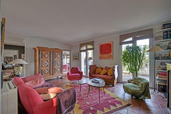 Maison de caractère dans un écrin de verdure face au port