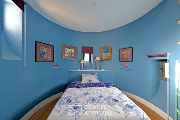 Maison de caractère dans un écrin de verdure face au port