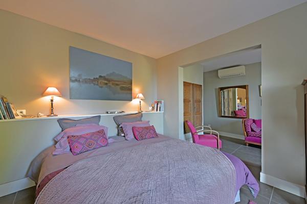 Maison de caractère dans un écrin de verdure face au port