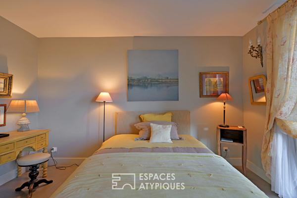 Maison de caractère dans un écrin de verdure face au port