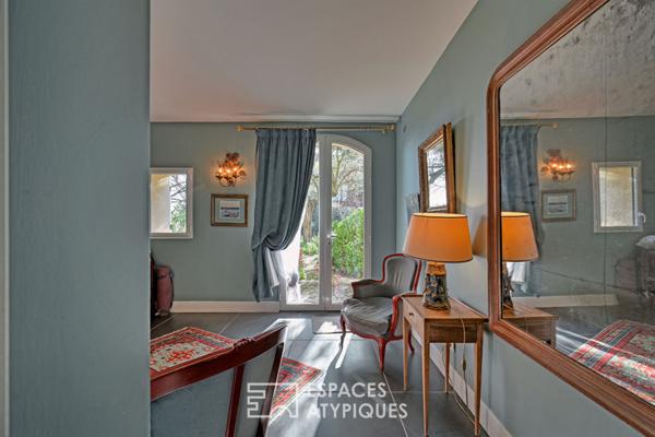 Maison de caractère dans un écrin de verdure face au port