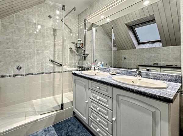 T4 DERNIER ÉTAGE -TERRASSE 50 m²-DOUBLE BOX-ST SÉBASTIEN SUR LOIRE,  
Saint sebastien sur loire 44230