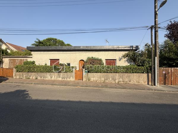 Nouveauté / Nantes / Bd Jules Verne : 
Entièrement à rénover, cette maison de la fin des années 40 offre un très beau potentiel pour laisser libre cours à vos projets et créer un intérieur à votre image.

Située à Nantes, dans une rue à proximité du boulevard Jules Verne, elle développe environ 80 m² et est implantée sur une parcelle d’environ 350 m².

Lumineuse et bien exposée, elle se compose d’une entrée, d’un salon avec un beau parquet, d’une chambre également sur parquet, de deux espaces nuit supplémentaires, d’une cuisine indépendante d’environ 10 m², d’une salle de bains et d’un WC séparé.

Une véranda, un garage ainsi qu’un jardin entièrement clos avec un puits complètent l’ensemble.

Cette maison s’adresse aussi bien aux amoureux de rénovation, qui pourront repenser entièrement les espaces selon leurs envies, qu’à ceux qui souhaitent être accompagnés : nous pouvons vous mettre en relation avec des professionnels de confiance pour étudier votre projet et les différentes possibilités d’aménagement.

Son emplacement est un véritable atout au quotidien, avec commerces, transports et établissements scolaires à proximité.

Une maison pleine de potentiel qui ne demande qu’à retrouver une nouvelle vie !