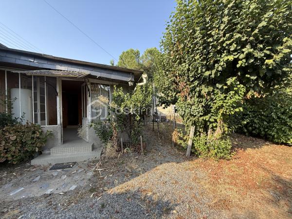 Nouveauté / Nantes / Bd Jules Verne : 
Entièrement à rénover, cette maison de la fin des années 40 offre un très beau potentiel pour laisser libre cours à vos projets et créer un intérieur à votre image.

Située à Nantes, dans une rue à proximité du boulevard Jules Verne, elle développe environ 80 m² et est implantée sur une parcelle d’environ 350 m².

Lumineuse et bien exposée, elle se compose d’une entrée, d’un salon avec un beau parquet, d’une chambre également sur parquet, de deux espaces nuit supplémentaires, d’une cuisine indépendante d’environ 10 m², d’une salle de bains et d’un WC séparé.

Une véranda, un garage ainsi qu’un jardin entièrement clos avec un puits complètent l’ensemble.

Cette maison s’adresse aussi bien aux amoureux de rénovation, qui pourront repenser entièrement les espaces selon leurs envies, qu’à ceux qui souhaitent être accompagnés : nous pouvons vous mettre en relation avec des professionnels de confiance pour étudier votre projet et les différentes possibilités d’aménagement.

Son emplacement est un véritable atout au quotidien, avec commerces, transports et établissements scolaires à proximité.

Une maison pleine de potentiel qui ne demande qu’à retrouver une nouvelle vie !