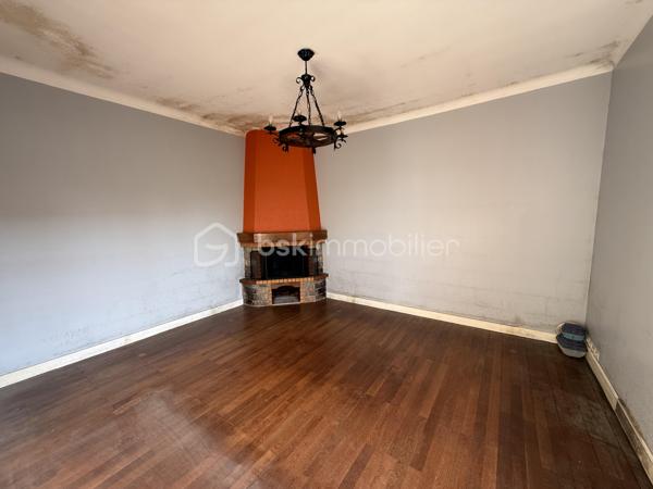 Nouveauté / Nantes / Bd Jules Verne : 
Entièrement à rénover, cette maison de la fin des années 40 offre un très beau potentiel pour laisser libre cours à vos projets et créer un intérieur à votre image.

Située à Nantes, dans une rue à proximité du boulevard Jules Verne, elle développe environ 80 m² et est implantée sur une parcelle d’environ 350 m².

Lumineuse et bien exposée, elle se compose d’une entrée, d’un salon avec un beau parquet, d’une chambre également sur parquet, de deux espaces nuit supplémentaires, d’une cuisine indépendante d’environ 10 m², d’une salle de bains et d’un WC séparé.

Une véranda, un garage ainsi qu’un jardin entièrement clos avec un puits complètent l’ensemble.

Cette maison s’adresse aussi bien aux amoureux de rénovation, qui pourront repenser entièrement les espaces selon leurs envies, qu’à ceux qui souhaitent être accompagnés : nous pouvons vous mettre en relation avec des professionnels de confiance pour étudier votre projet et les différentes possibilités d’aménagement.

Son emplacement est un véritable atout au quotidien, avec commerces, transports et établissements scolaires à proximité.

Une maison pleine de potentiel qui ne demande qu’à retrouver une nouvelle vie !