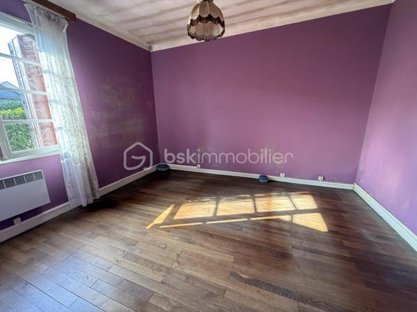 Nouveauté / Nantes / Bd Jules Verne : 
Entièrement à rénover, cette maison de la fin des années 40 offre un très beau potentiel pour laisser libre cours à vos projets et créer un intérieur à votre image.

Située à Nantes, dans une rue à proximité du boulevard Jules Verne, elle développe environ 80 m² et est implantée sur une parcelle d’environ 350 m².

Lumineuse et bien exposée, elle se compose d’une entrée, d’un salon avec un beau parquet, d’une chambre également sur parquet, de deux espaces nuit supplémentaires, d’une cuisine indépendante d’environ 10 m², d’une salle de bains et d’un WC séparé.

Une véranda, un garage ainsi qu’un jardin entièrement clos avec un puits complètent l’ensemble.

Cette maison s’adresse aussi bien aux amoureux de rénovation, qui pourront repenser entièrement les espaces selon leurs envies, qu’à ceux qui souhaitent être accompagnés : nous pouvons vous mettre en relation avec des professionnels de confiance pour étudier votre projet et les différentes possibilités d’aménagement.

Son emplacement est un véritable atout au quotidien, avec commerces, transports et établissements scolaires à proximité.

Une maison pleine de potentiel qui ne demande qu’à retrouver une nouvelle vie !