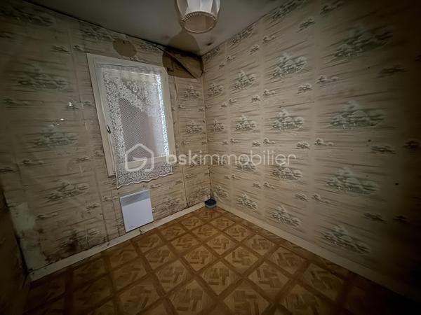 Nouveauté / Nantes / Bd Jules Verne : 
Entièrement à rénover, cette maison de la fin des années 40 offre un très beau potentiel pour laisser libre cours à vos projets et créer un intérieur à votre image.

Située à Nantes, dans une rue à proximité du boulevard Jules Verne, elle développe environ 80 m² et est implantée sur une parcelle d’environ 350 m².

Lumineuse et bien exposée, elle se compose d’une entrée, d’un salon avec un beau parquet, d’une chambre également sur parquet, de deux espaces nuit supplémentaires, d’une cuisine indépendante d’environ 10 m², d’une salle de bains et d’un WC séparé.

Une véranda, un garage ainsi qu’un jardin entièrement clos avec un puits complètent l’ensemble.

Cette maison s’adresse aussi bien aux amoureux de rénovation, qui pourront repenser entièrement les espaces selon leurs envies, qu’à ceux qui souhaitent être accompagnés : nous pouvons vous mettre en relation avec des professionnels de confiance pour étudier votre projet et les différentes possibilités d’aménagement.

Son emplacement est un véritable atout au quotidien, avec commerces, transports et établissements scolaires à proximité.

Une maison pleine de potentiel qui ne demande qu’à retrouver une nouvelle vie !
