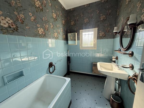Nouveauté / Nantes / Bd Jules Verne : 
Entièrement à rénover, cette maison de la fin des années 40 offre un très beau potentiel pour laisser libre cours à vos projets et créer un intérieur à votre image.

Située à Nantes, dans une rue à proximité du boulevard Jules Verne, elle développe environ 80 m² et est implantée sur une parcelle d’environ 350 m².

Lumineuse et bien exposée, elle se compose d’une entrée, d’un salon avec un beau parquet, d’une chambre également sur parquet, de deux espaces nuit supplémentaires, d’une cuisine indépendante d’environ 10 m², d’une salle de bains et d’un WC séparé.

Une véranda, un garage ainsi qu’un jardin entièrement clos avec un puits complètent l’ensemble.

Cette maison s’adresse aussi bien aux amoureux de rénovation, qui pourront repenser entièrement les espaces selon leurs envies, qu’à ceux qui souhaitent être accompagnés : nous pouvons vous mettre en relation avec des professionnels de confiance pour étudier votre projet et les différentes possibilités d’aménagement.

Son emplacement est un véritable atout au quotidien, avec commerces, transports et établissements scolaires à proximité.

Une maison pleine de potentiel qui ne demande qu’à retrouver une nouvelle vie !