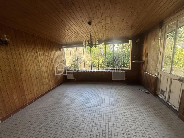 Nouveauté / Nantes / Bd Jules Verne : 
Entièrement à rénover, cette maison de la fin des années 40 offre un très beau potentiel pour laisser libre cours à vos projets et créer un intérieur à votre image.

Située à Nantes, dans une rue à proximité du boulevard Jules Verne, elle développe environ 80 m² et est implantée sur une parcelle d’environ 350 m².

Lumineuse et bien exposée, elle se compose d’une entrée, d’un salon avec un beau parquet, d’une chambre également sur parquet, de deux espaces nuit supplémentaires, d’une cuisine indépendante d’environ 10 m², d’une salle de bains et d’un WC séparé.

Une véranda, un garage ainsi qu’un jardin entièrement clos avec un puits complètent l’ensemble.

Cette maison s’adresse aussi bien aux amoureux de rénovation, qui pourront repenser entièrement les espaces selon leurs envies, qu’à ceux qui souhaitent être accompagnés : nous pouvons vous mettre en relation avec des professionnels de confiance pour étudier votre projet et les différentes possibilités d’aménagement.

Son emplacement est un véritable atout au quotidien, avec commerces, transports et établissements scolaires à proximité.

Une maison pleine de potentiel qui ne demande qu’à retrouver une nouvelle vie !