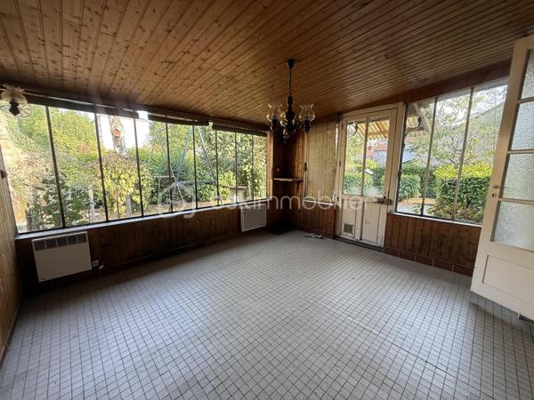 Nouveauté / Nantes / Bd Jules Verne : 
Entièrement à rénover, cette maison de la fin des années 40 offre un très beau potentiel pour laisser libre cours à vos projets et créer un intérieur à votre image.

Située à Nantes, dans une rue à proximité du boulevard Jules Verne, elle développe environ 80 m² et est implantée sur une parcelle d’environ 350 m².

Lumineuse et bien exposée, elle se compose d’une entrée, d’un salon avec un beau parquet, d’une chambre également sur parquet, de deux espaces nuit supplémentaires, d’une cuisine indépendante d’environ 10 m², d’une salle de bains et d’un WC séparé.

Une véranda, un garage ainsi qu’un jardin entièrement clos avec un puits complètent l’ensemble.

Cette maison s’adresse aussi bien aux amoureux de rénovation, qui pourront repenser entièrement les espaces selon leurs envies, qu’à ceux qui souhaitent être accompagnés : nous pouvons vous mettre en relation avec des professionnels de confiance pour étudier votre projet et les différentes possibilités d’aménagement.

Son emplacement est un véritable atout au quotidien, avec commerces, transports et établissements scolaires à proximité.

Une maison pleine de potentiel qui ne demande qu’à retrouver une nouvelle vie !