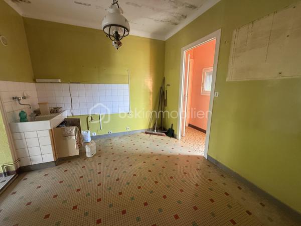 Nouveauté / Nantes / Bd Jules Verne : 
Entièrement à rénover, cette maison de la fin des années 40 offre un très beau potentiel pour laisser libre cours à vos projets et créer un intérieur à votre image.

Située à Nantes, dans une rue à proximité du boulevard Jules Verne, elle développe environ 80 m² et est implantée sur une parcelle d’environ 350 m².

Lumineuse et bien exposée, elle se compose d’une entrée, d’un salon avec un beau parquet, d’une chambre également sur parquet, de deux espaces nuit supplémentaires, d’une cuisine indépendante d’environ 10 m², d’une salle de bains et d’un WC séparé.

Une véranda, un garage ainsi qu’un jardin entièrement clos avec un puits complètent l’ensemble.

Cette maison s’adresse aussi bien aux amoureux de rénovation, qui pourront repenser entièrement les espaces selon leurs envies, qu’à ceux qui souhaitent être accompagnés : nous pouvons vous mettre en relation avec des professionnels de confiance pour étudier votre projet et les différentes possibilités d’aménagement.

Son emplacement est un véritable atout au quotidien, avec commerces, transports et établissements scolaires à proximité.

Une maison pleine de potentiel qui ne demande qu’à retrouver une nouvelle vie !