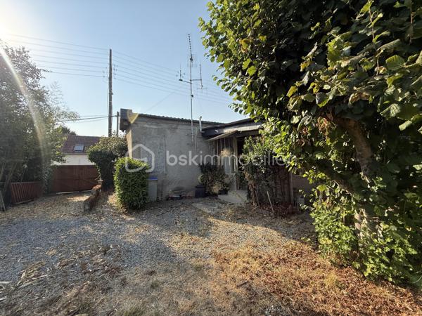 Nouveauté / Nantes / Bd Jules Verne : 
Entièrement à rénover, cette maison de la fin des années 40 offre un très beau potentiel pour laisser libre cours à vos projets et créer un intérieur à votre image.

Située à Nantes, dans une rue à proximité du boulevard Jules Verne, elle développe environ 80 m² et est implantée sur une parcelle d’environ 350 m².

Lumineuse et bien exposée, elle se compose d’une entrée, d’un salon avec un beau parquet, d’une chambre également sur parquet, de deux espaces nuit supplémentaires, d’une cuisine indépendante d’environ 10 m², d’une salle de bains et d’un WC séparé.

Une véranda, un garage ainsi qu’un jardin entièrement clos avec un puits complètent l’ensemble.

Cette maison s’adresse aussi bien aux amoureux de rénovation, qui pourront repenser entièrement les espaces selon leurs envies, qu’à ceux qui souhaitent être accompagnés : nous pouvons vous mettre en relation avec des professionnels de confiance pour étudier votre projet et les différentes possibilités d’aménagement.

Son emplacement est un véritable atout au quotidien, avec commerces, transports et établissements scolaires à proximité.

Une maison pleine de potentiel qui ne demande qu’à retrouver une nouvelle vie !