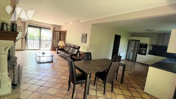 Située dans le secteur prisé du Château d'Ormesson, belle demeure familiale construite sur un t...