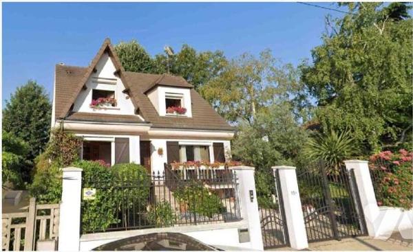 Située dans le secteur prisé du Château d'Ormesson, belle demeure familiale construite sur un t...