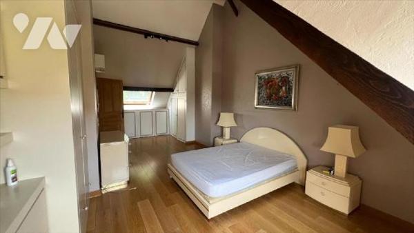 Située dans le secteur prisé du Château d'Ormesson, belle demeure familiale construite sur un t...