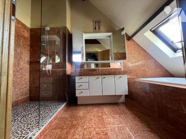 Située dans le secteur prisé du Château d'Ormesson, belle demeure familiale construite sur un t...