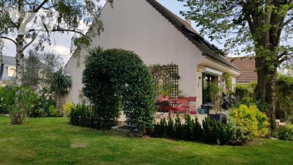 Située dans le secteur prisé du Château d'Ormesson, belle demeure familiale construite sur un t...