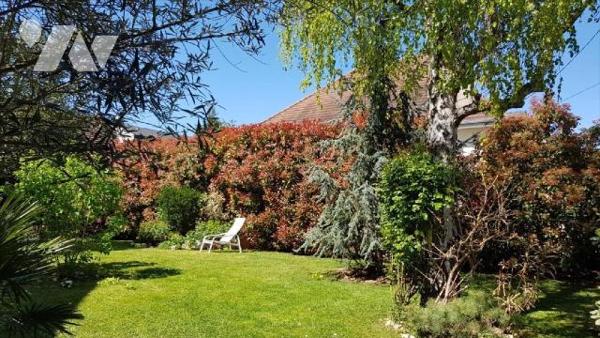 Située dans le secteur prisé du Château d'Ormesson, belle demeure familiale construite sur un t...