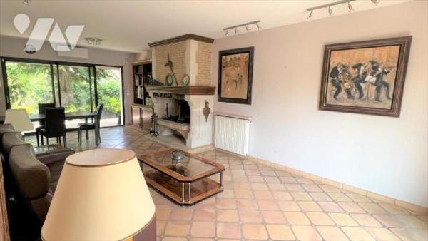 Située dans le secteur prisé du Château d'Ormesson, belle demeure familiale construite sur un t...