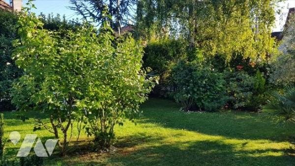 Située dans le secteur prisé du Château d'Ormesson, belle demeure familiale construite sur un t...