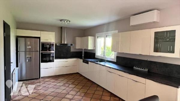 Située dans le secteur prisé du Château d'Ormesson, belle demeure familiale construite sur un t...