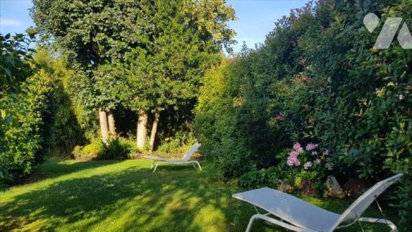 Située dans le secteur prisé du Château d'Ormesson, belle demeure familiale construite sur un t...