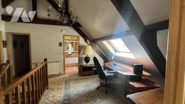 Située dans le secteur prisé du Château d'Ormesson, belle demeure familiale construite sur un t...