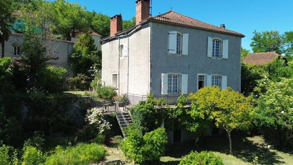 Ancien presbytère aves sonjardin à Espère