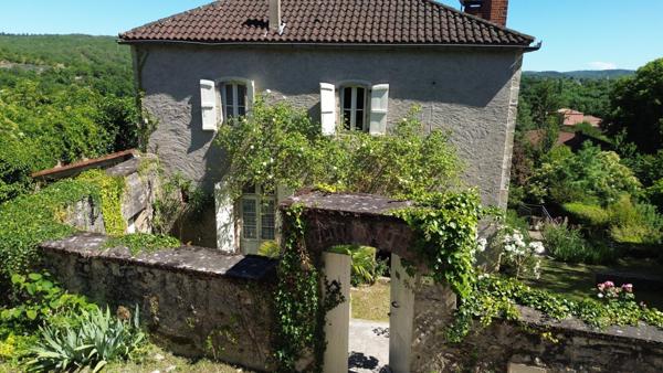 Ancien presbytère aves sonjardin à Espère