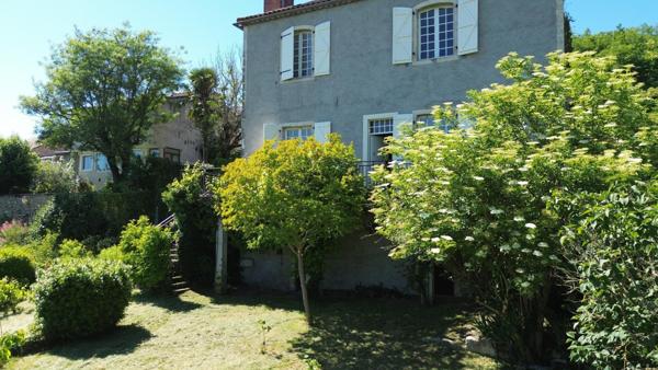 Ancien presbytère aves sonjardin à Espère