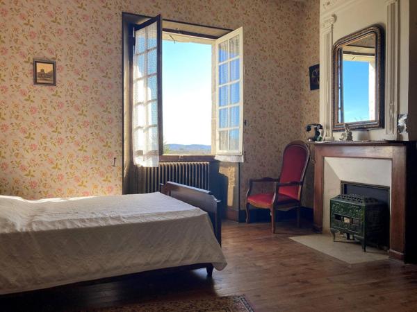 Ancien presbytère aves sonjardin à Espère