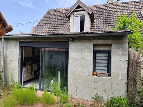 Jolie petite maison de bourg au milieu de la brenne