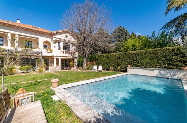 Exclusivité. Aix-en-Provence. Maison de charme rénovée , 5 chambres, piscine, appartement indépendan
